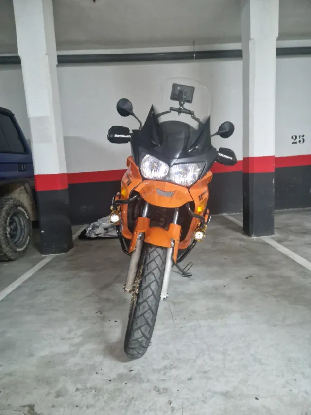 Moto Trail Naranja con Maletas