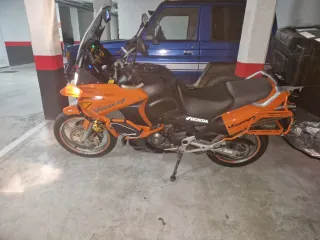 Moto Trail Naranja con Maletas