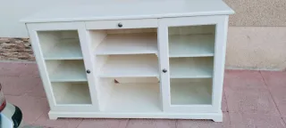 Mueble blanco con puertas de cristal