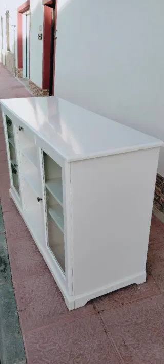 Mueble blanco con puertas de cristal