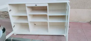 Mueble blanco con puertas de cristal