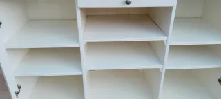 Mueble blanco con puertas de cristal