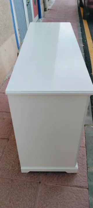 Mueble blanco con puertas de cristal