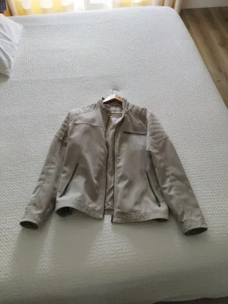 Chaqueta beige estilo motero