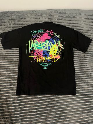 Camiseta negra con estampado gráfico