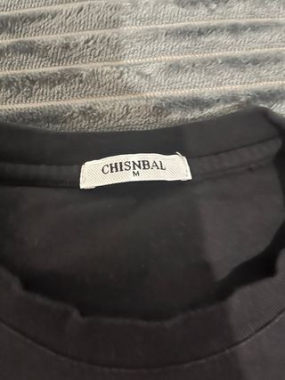 Camiseta negra con estampado gráfico