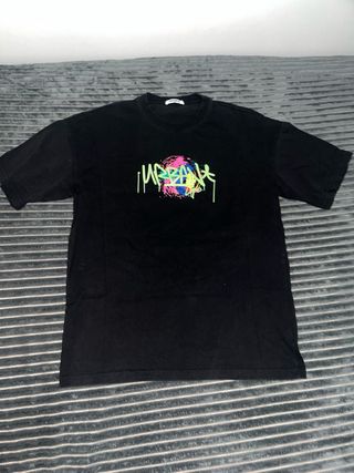 Camiseta negra con estampado gráfico