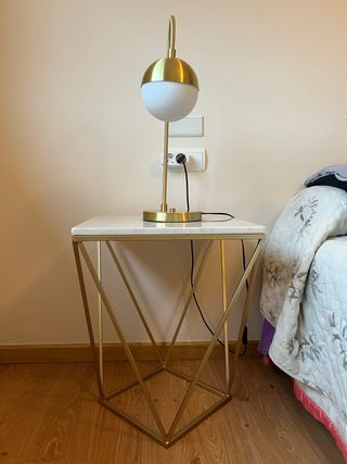 Mesita auxiliar mármol y metal dorada.