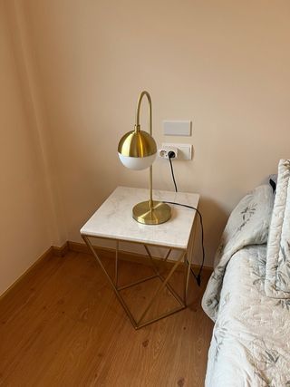 Mesita auxiliar mármol y metal dorada.