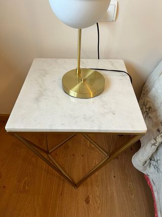 Mesita auxiliar mármol y metal dorada.