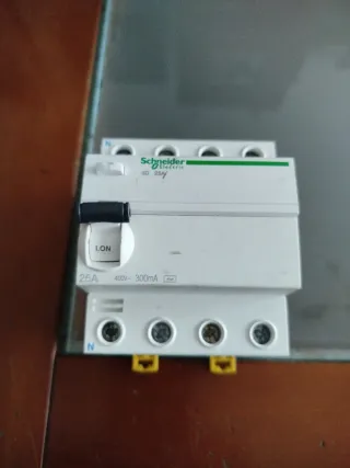Interruptor Automático Diferencial Schneider 300ma