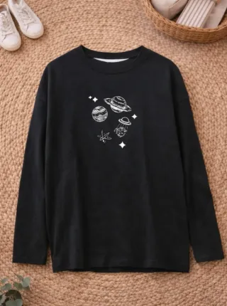Camiseta negra estampada espacio