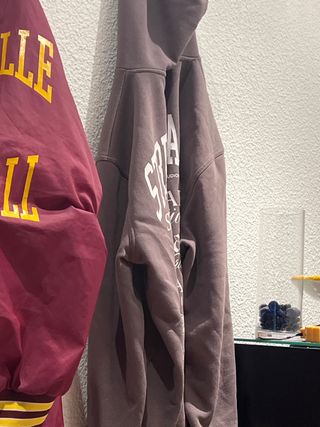 Sudadera marrón con estampado