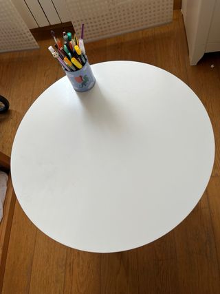 Mesa auxiliar blanca y madera