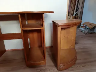 Escritorio de madera con cajones