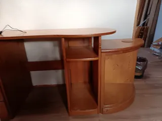 Escritorio de madera con cajones