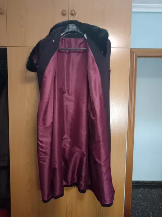 Abrigo largo morado con cuello de pelo