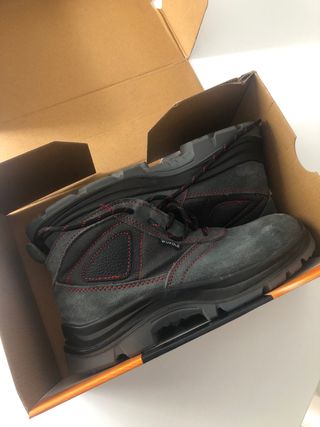 Botas de seguridad grises y negras