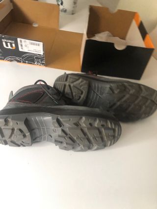 Botas de seguridad grises y negras