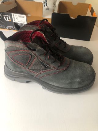 Botas de seguridad grises y negras
