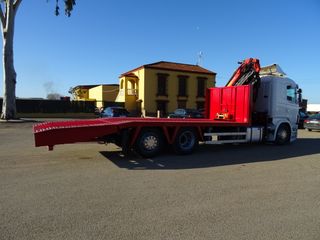 Scania G 440-CAMIONES PORTAMAQUINARIAS