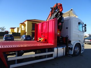 Scania G 440-CAMIONES PORTAMAQUINARIAS