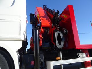 Scania G 440-CAMIONES PORTAMAQUINARIAS