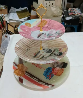 Alzatina 3 piani in vetro decorato e metallo oro