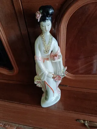 Figura porcelana mujer oriental