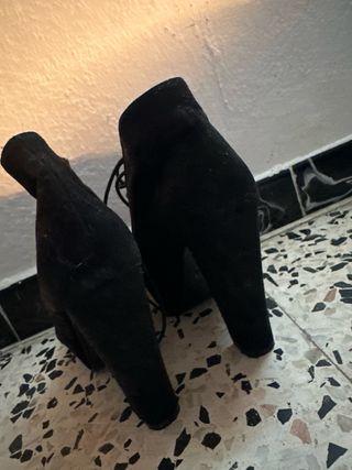 Tacones de plataforma negros con cordones