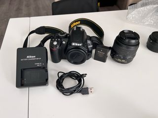 Cámara Nikon D3100 con objetivos y cargador