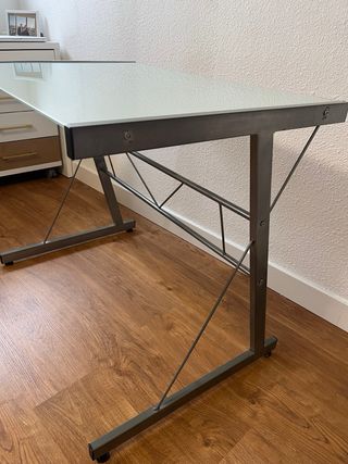 Escritorio de cristal y metal