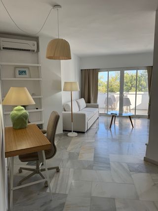 Escritorio y Silla de Oficina.