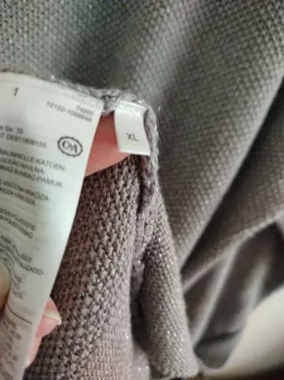 Jersey gris con destellos plateados Talla XL.