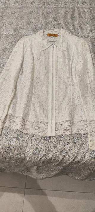 Blusa plateada y blanca con cremallera