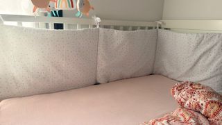 Protector de cuna bebé con estrellas