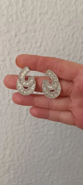 Pendientes plateados con pedrería