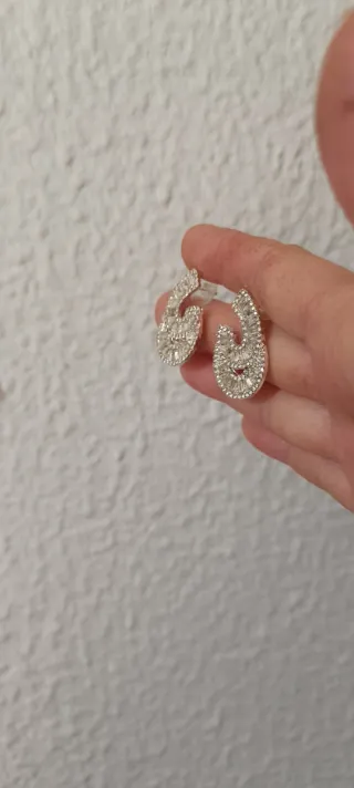 Pendientes plateados con pedrería