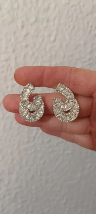 Pendientes plateados con pedrería