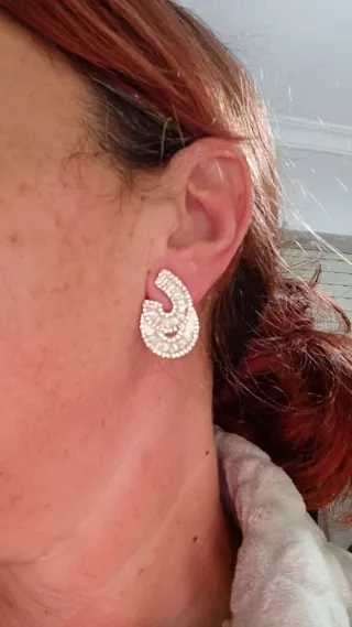 Pendientes plateados con pedrería