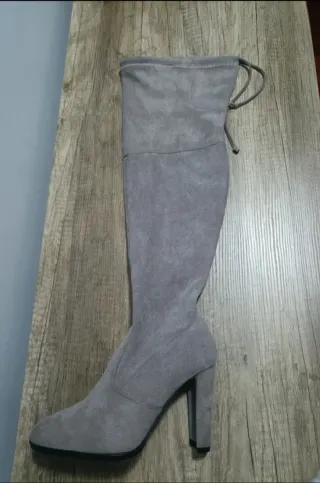 Botas super altas grises. Nuevas