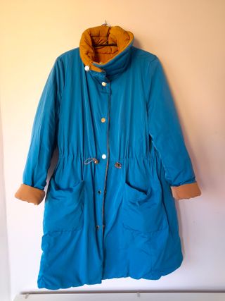 Abrigo reversible marrón y azul