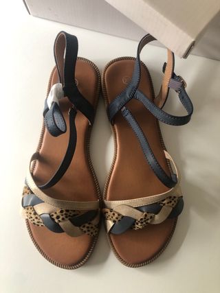 Sandalias planas con tiras trenzadas