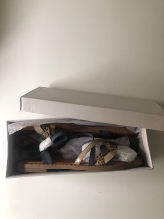 Sandalias planas con tiras trenzadas