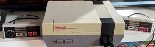 Consola Nintendo NES con 2 mandos