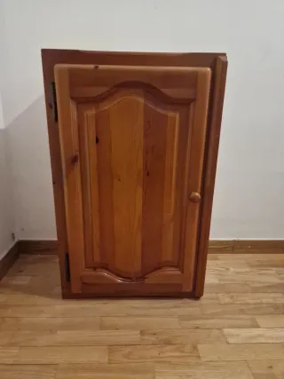 Mueble de madera con puerta