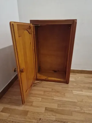 Mueble de madera con puerta