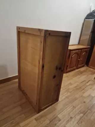 Mueble de madera con puerta