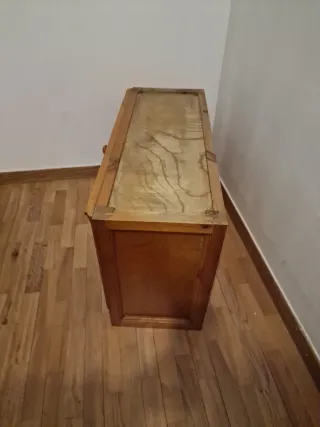 Mueble de madera con puerta
