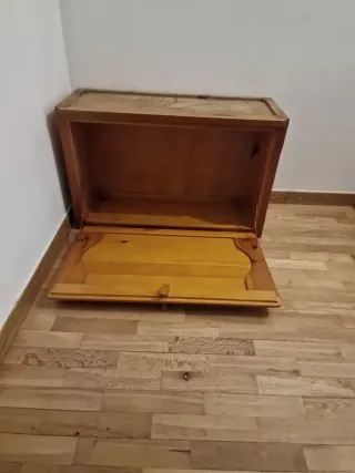Mueble de madera con puerta